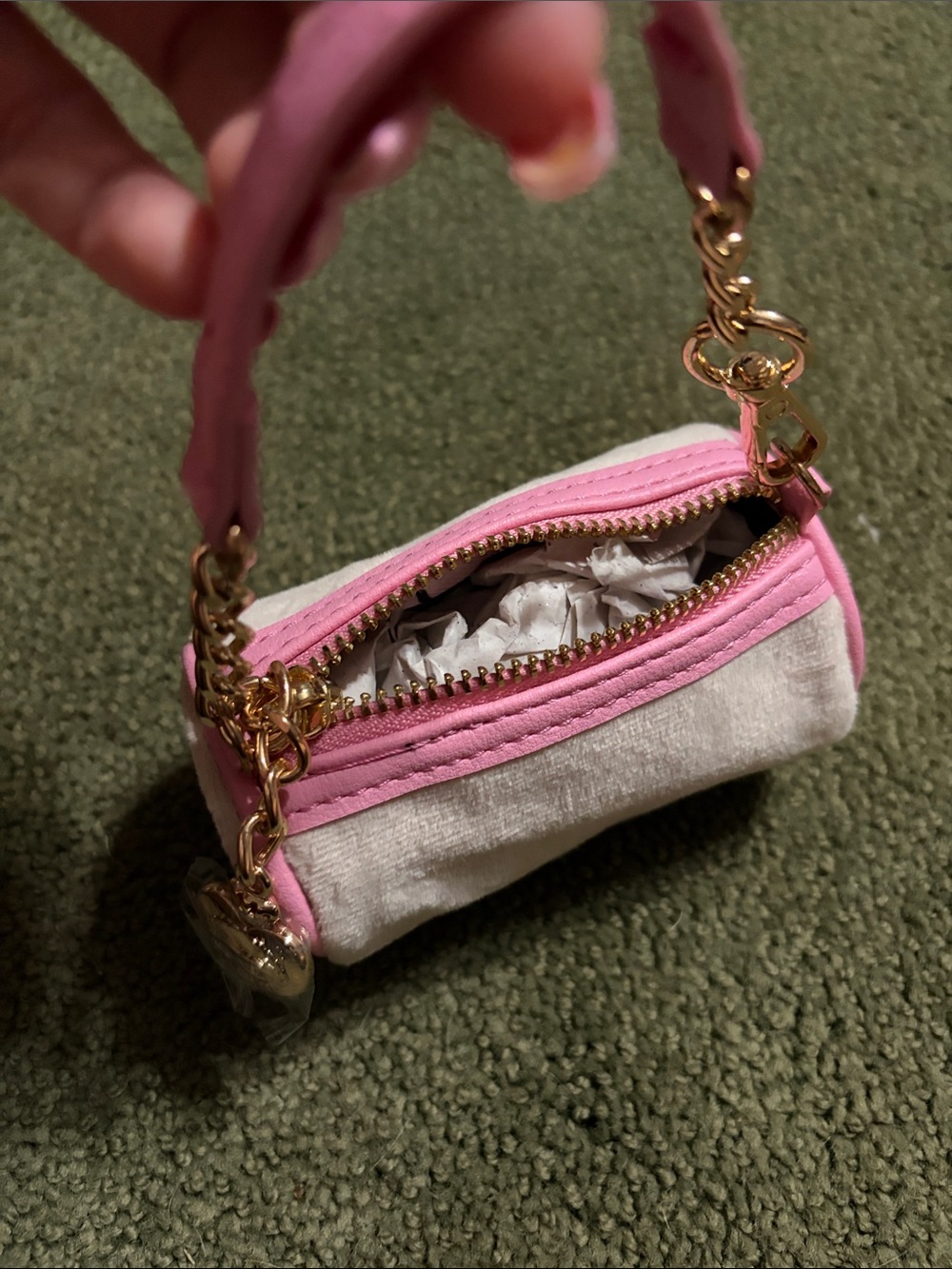 NWOT Juicy Couture fuzzy Pink & Cream Mini Barrel Bag, Charm w/ Gold Chain!! - Picture 4 of 4